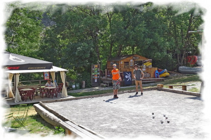 Hommes jouant à la pétanque dans la base Rapid'Eau Raft 