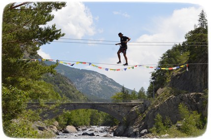 Homme sur le Pont Népalais à Aventura Park 