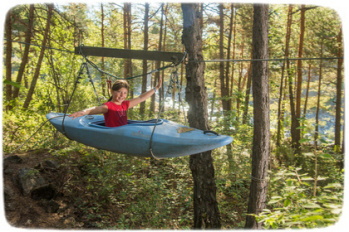 Fille faisant du kayak sur tyrolienne à Aventura Park