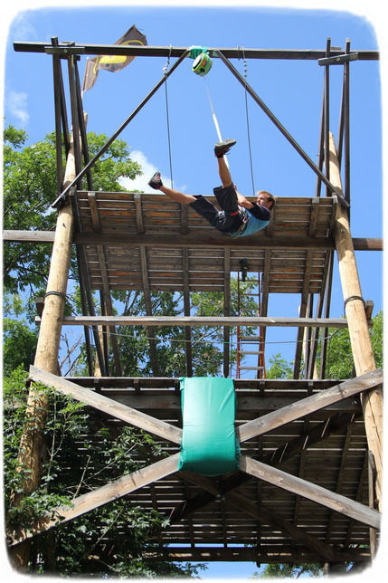 Homme sautant du quick jump à Aventura Park