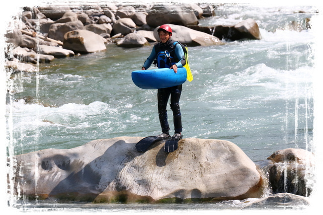 Homme debout faisant de l'hydrospeed