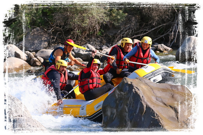 Personnes s'amusant sur un raft 