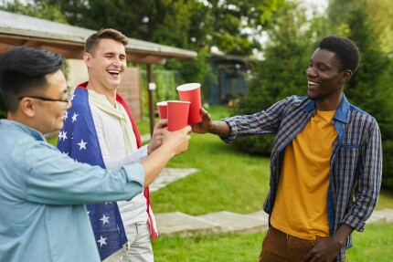 jeunes hommes buvant une bière