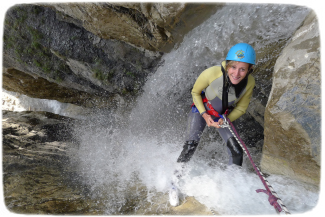 Fille pratiquant du canyoning 