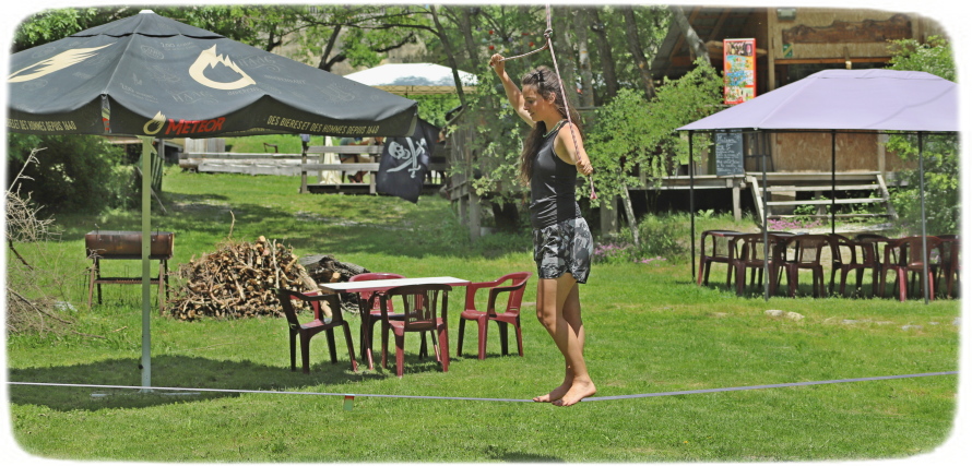 Femme faisant de la slackline à Rapid'Eau Raft