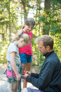 Enfants s'équipant de baudriers