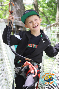 Enfant dans un filet à Aventura Park