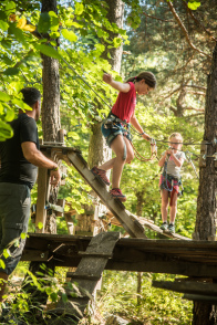 Petites filles faisant de l'accrobranche