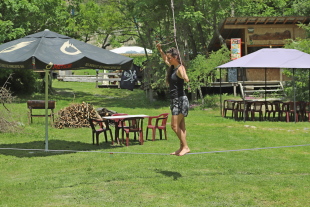 Slackline sur la terrasse Rapid'Eau Raft 