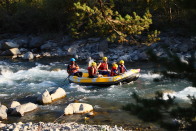 Enfant faisant du raft