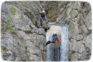 Descente en rappel dans le canyon