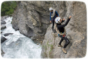 Via ferrata au cours du canyon