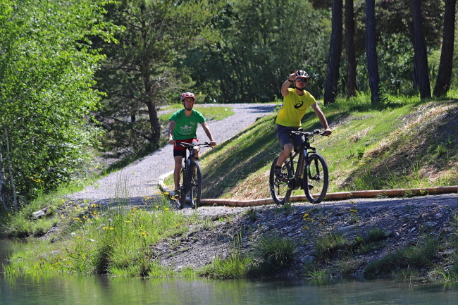 Vtt électrique à proximité d'un lac