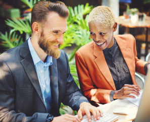 Collaborateurs travaillant en souriant 