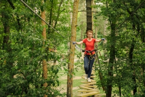 Collaborateurs faisant du parc accrobranche