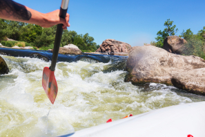 Collaborateurs faisant du rafting