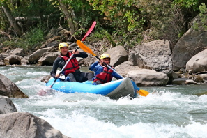 Collaborateurs faisant du canoë raft 