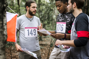 Collaborateurs faisant une course d'orientation