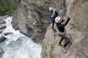 Collaborateurs faisant du canyoning