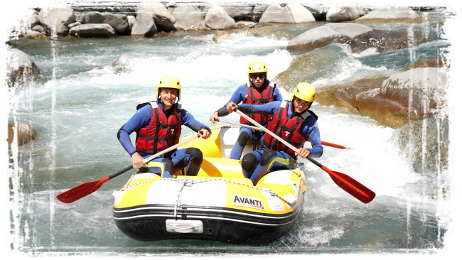 Trois personnes faisant du mini raft sur l'Ubaye