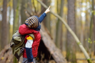 Enfant découvrant un trésor