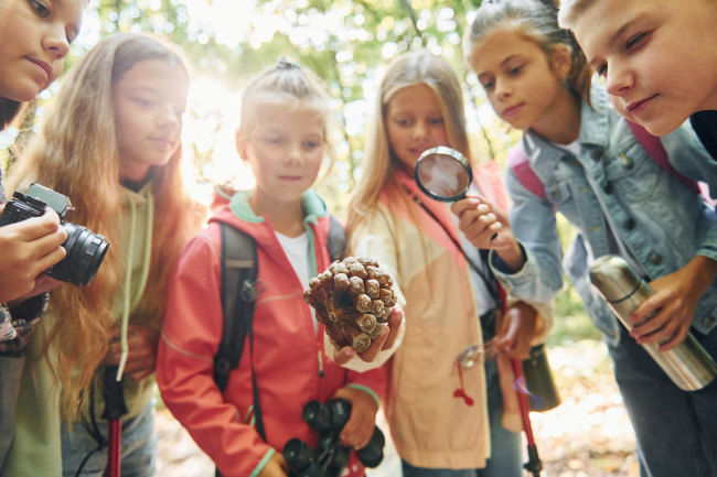 Enfants cherchant des indices