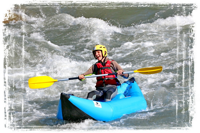 Homme faisant du kayak raft sur l'Ubaye